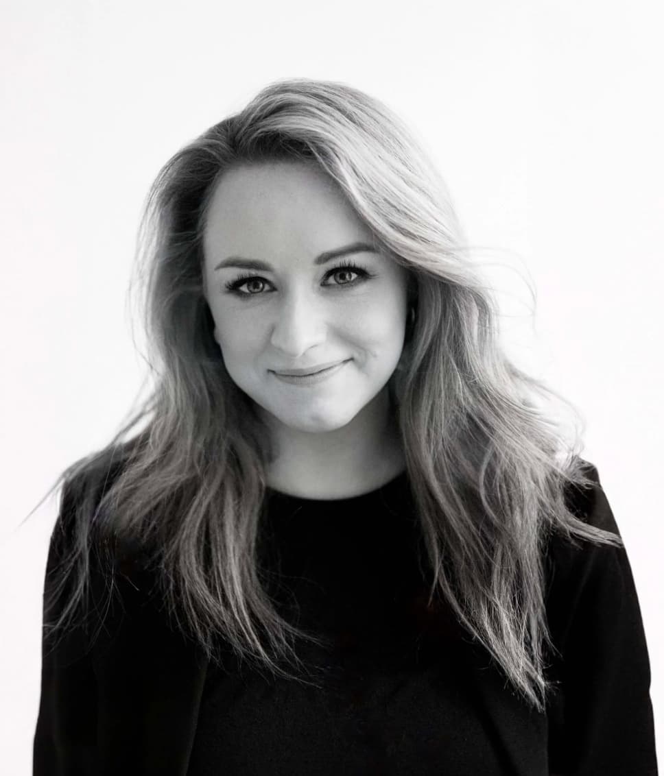 Sarah Engellage — Porträt in Schwarz-Weiß